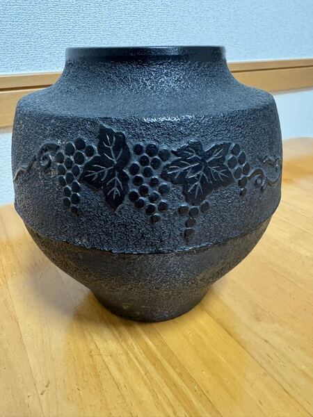 レトロな鉄製 葡萄紋様陽刻 花器 花瓶 お茶道具 華道具フラワーベース 置物インテリア 鉄製品