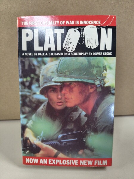 洋書 映画 PLATOON『プラトーン』ペーパーバック 英字 オリバー・ストーンの脚本に基づく映画化小説 ノベライゼーション