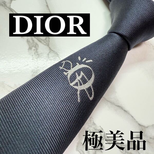 極美品 極希少 現行タグ DIOR×Travis Scott ネクタイ シルク100% DIORロゴ CDプレート ソリッド ナロータイ 刺繍 ダークネイビー 送料無料