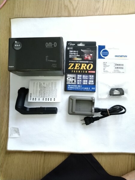 グリップECG5 +充電器 BCS-5+保護フィルム +アイキャッププ OM-5/OM-D E-M5 Mark III専用オリンパス