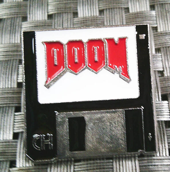 《黒白DM赤英語》フロッピーディスク floppy diskラッパー新品『 MF DOOM 』 MF ドゥーム hiphop■ミュージック 音楽■ ピンバッジ バッチ
