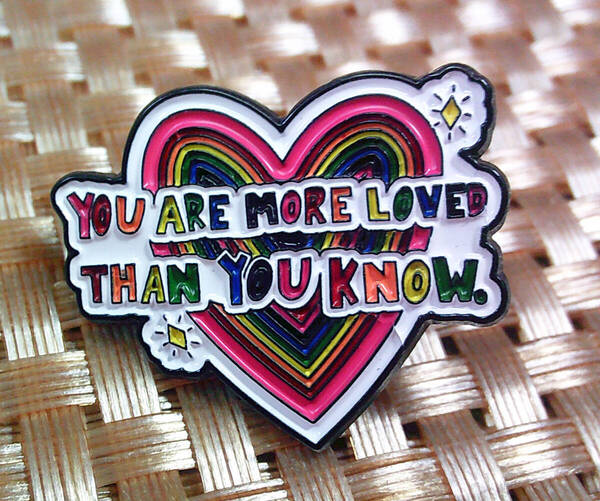 《虹心型US彩色》■新品■『ハートカラフル英語』『You Are More loved than you know.』■Love .虹ハート■ピンバッジ バッチ■おしゃれ