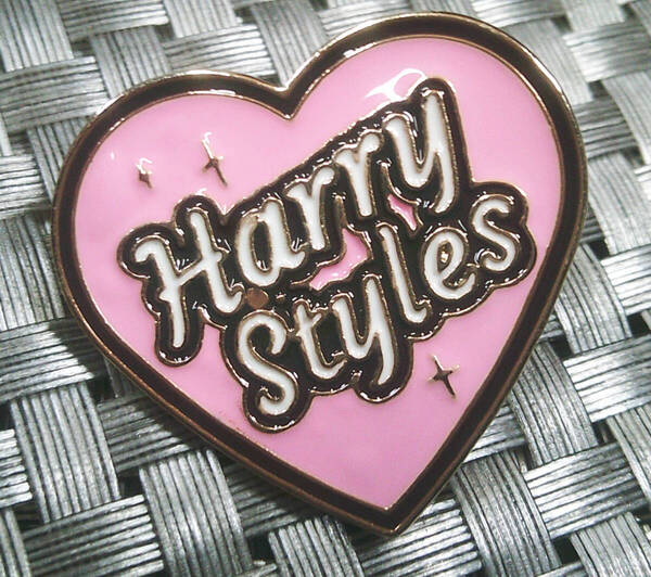 《DX萌桃ハートHS》音魂■激渋ハリー・スタイルズ Harry Styles イギリス ミュージック 音楽 楽器■ピンク ハート■ ピンバッジ バッチ