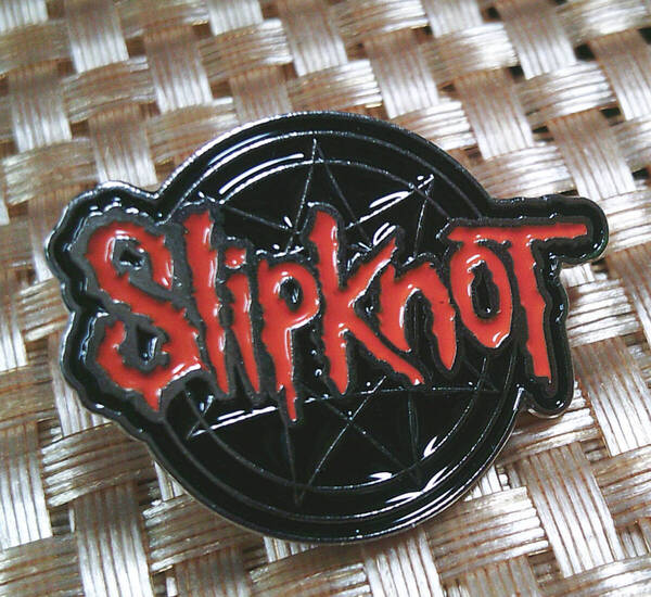 《黒赤銀Slp音楽》■新品 Slipknot アメリカ ヘヴィメタルバンド■ ピンバッジ バッチ
