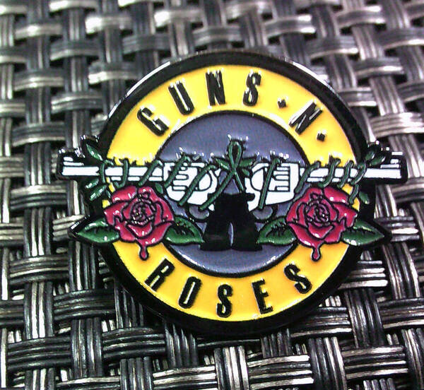 《黄円GR二丁拳銃薔薇》■新品『ガンズ・アンド・ローゼズ』 ■Guns・N・ROSES ミュージック 音楽■金属 ピンバッジ バッチ