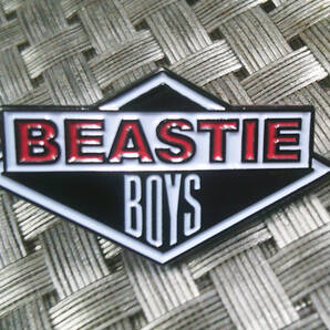 《黒赤白BST菱》 黒赤白◆新品ビースティ・ボーイズ Beastie Boys ニューヨーク アメリカ ヒップホップ・グループ■ ピンバッジ バッチ