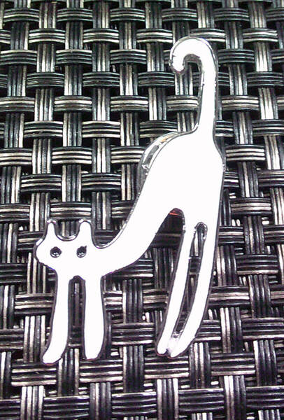 《白縦長FR芸術猫》white白■フランス アート ■新品 可愛い『背伸びをしているねこ』(=^・^=)ネコ好き ■金属ピンバッジ バッチ■おしゃれ