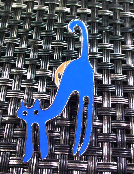 《青縦長FR芸術猫》■青BLUEフランス アート ■新品 可愛い『背伸びをしているねこ』(=^・^=)ネコ好き ■金属ピンバッジ バッチ■おしゃれ