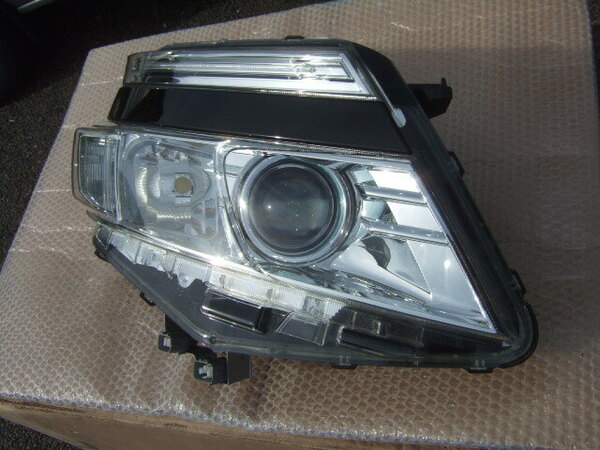 送料無料 トヨタ ヴォクシー ハイブリッド 前期 ヘッドライト 右 81110-28G01 ICHIKOH 28-229 ZWR80W ZRR80W 純正 LED ヘッドランプ A