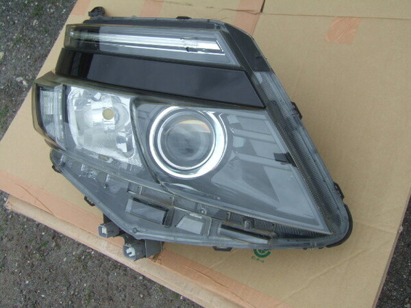 送料無料 トヨタ ヴォクシー ハイブリッド 前期 ヘッドライト 右 81110-28D20 ICHIKOH 28-229 ZWR80W ZRR80W 純正 LED ヘッドランプ L