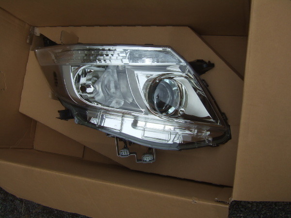 送無 新品 トヨタ ノア エスクァイア 前期 ヘッドライト 右 81110-28F71 81130-28F71 ICHIKOH 28-227 ZWR80W ZRR80W ZRR85W ヘッドランプ E