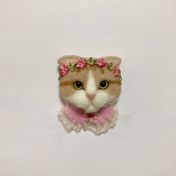 羊毛フェルト 猫ブローチ クリーム縞スコティッシュフォールド お花冠 フリル襟付き おめかし猫