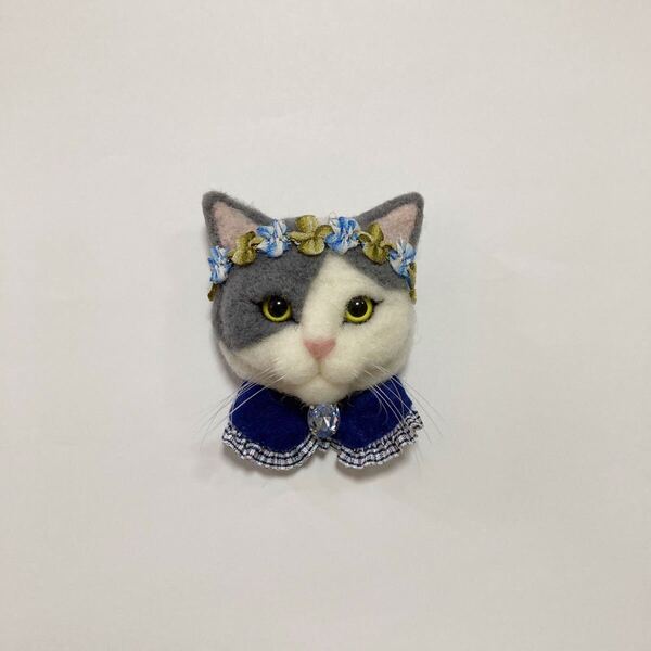 jtk様オーダー 羊毛フェルト 猫ブローチ グレーぶち お花冠 おめかし猫
