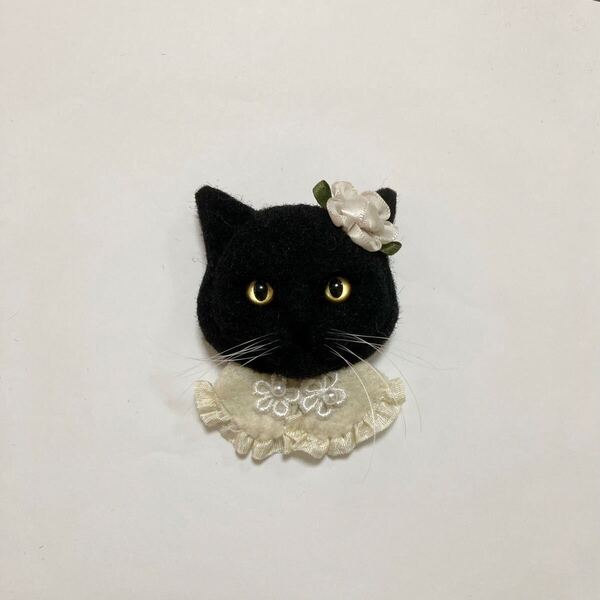 羊毛フェルト 猫ブローチ 黒猫 金眼 おめかし猫