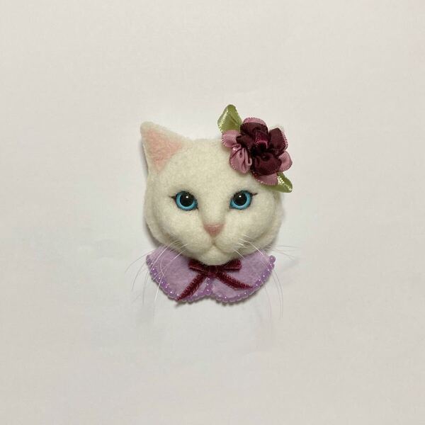 羊毛フェルト 猫ブローチ 白猫 おめかし猫