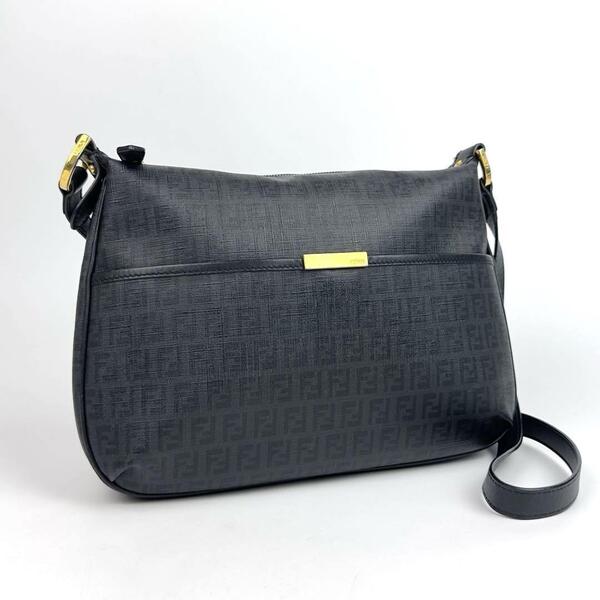 美品■FENDI フェンディ ショルダーバッグ ズッカ柄 プレートロゴ PVC レザー ブラック ゴールド金具 ズッキーノ ジャガード FF 8BT206