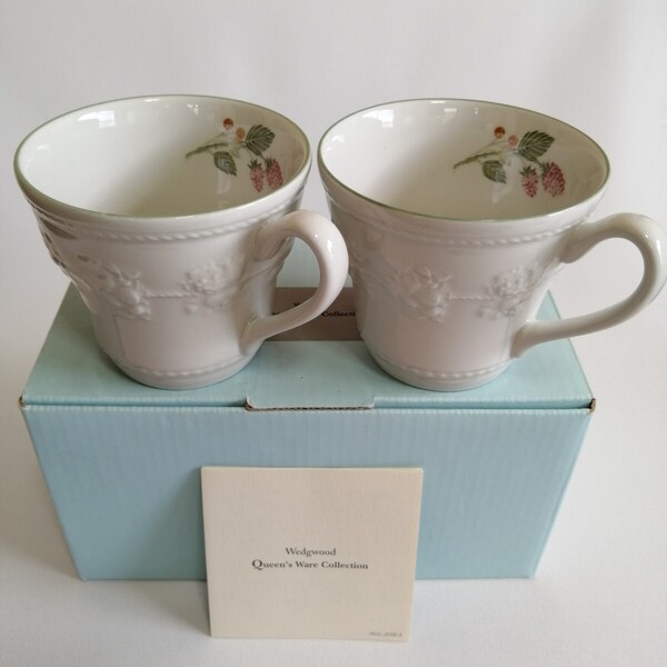 《未使用》WEDGWOOD ウェッジウッド Queen'sWear ペア マグカップ フェスティビティ ラズベリー