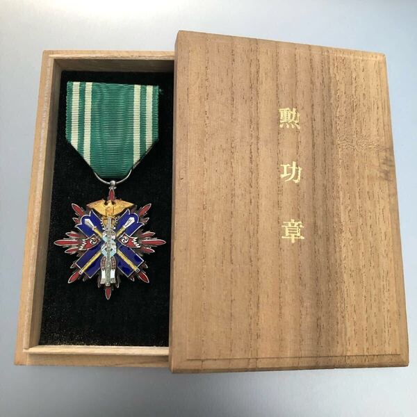 【送料無料・レア】 大日本帝国 日本軍 満州国軍 陸軍 勲章 記章 徽章 満洲第一国境守備隊勲功章 箱 コレクション アンティーク ミリタリー