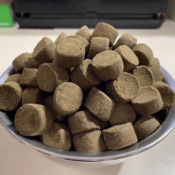 鯉釣り 超特大20㎜ フィーデング用ペレット 撒き餌 コマセに ガーリック粉末入り 沈下性 500g(約100個入り)カープフィッシング 送料無料