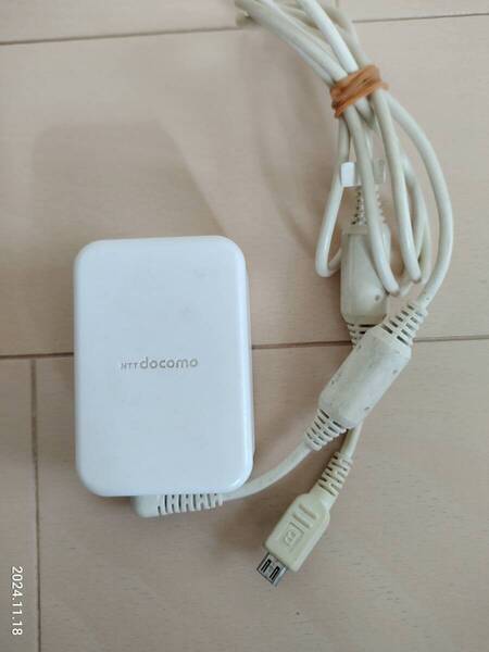 ☆NTT docomo ACアダプタ 04☆ MicroUSB Type-B 充電器 5V 1.8A☆