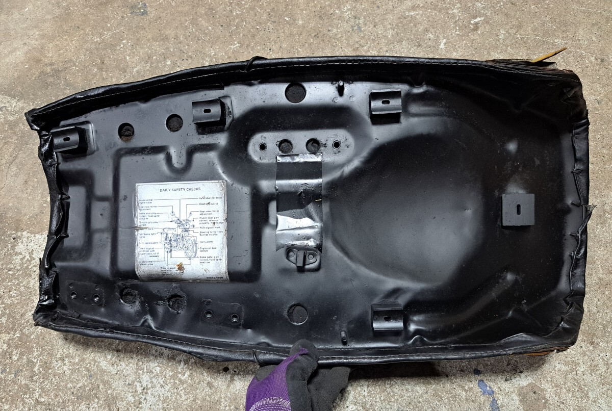 Z1 Z2 カワサキ 旧車 純正 当時物 シート コーションラベル Z1 Z2 カワサキ 旧車 純正 当時物 シート コーションラベル