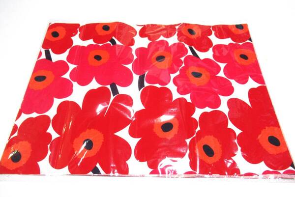 ●レッド マリメッコ marimekko ウニッコ ハギレ 生地 ハーフサイズ はぎれ