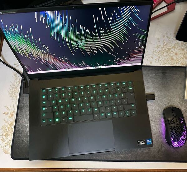 美品 Razer Blade16 i7-13800H RTX4070 メモリ32GB SSD1TB