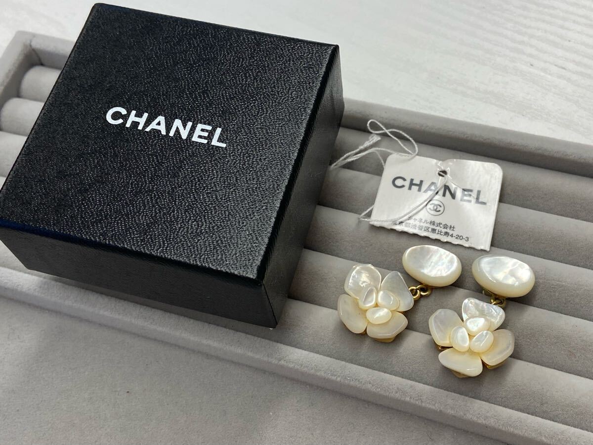 新作CHANEL★入手困難シャネルピアス カメリア 直営1点 Yahoo!オークション -「シャネル カメリア ピアス」の落札相場