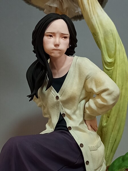 キノコの下に佇むふくれツラの女の子、カエルさんと一緒に(レジン製フィギュア塗装済完成品)