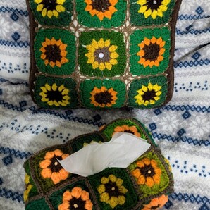グラニースクエア♪2品セット■クッション&ティッシュカバー■花モチーフ黄橙緑茶・ポップ■レトロ■グラニー編■クッション新品■手作り
