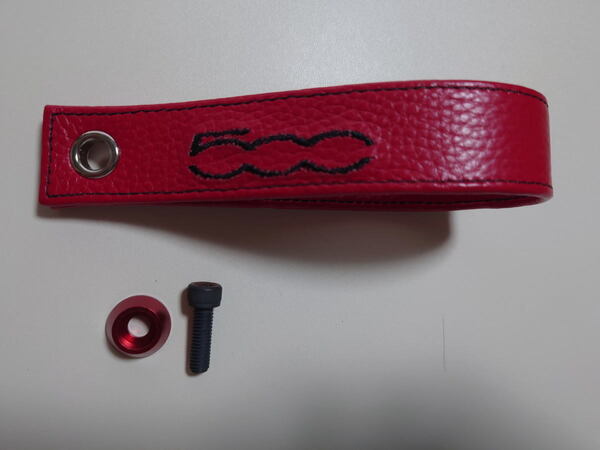 フィアット 500(Fiat500) 刺繍ロゴ入り 本革(レザー)リアゲートストラップ ボルトワッシャ付き 本体:赤 ロゴ色:黒 ステッチ色:黒