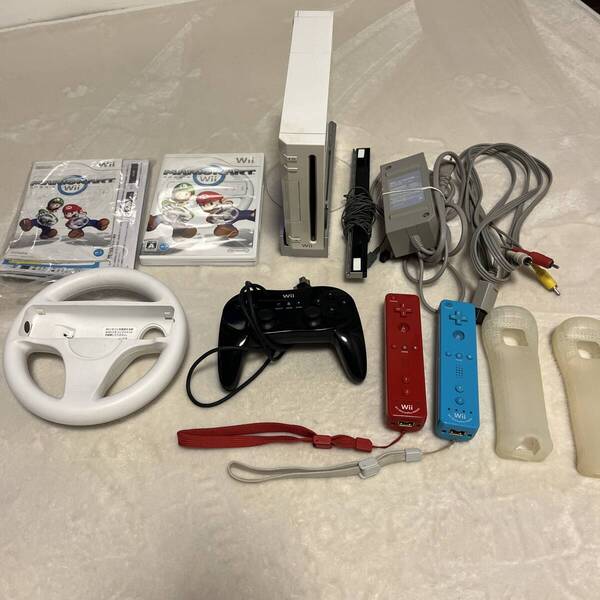 Wii本体 接続機器一式 マリオカートソフトハンドル付き コントローラー3個シリコンラバー2個