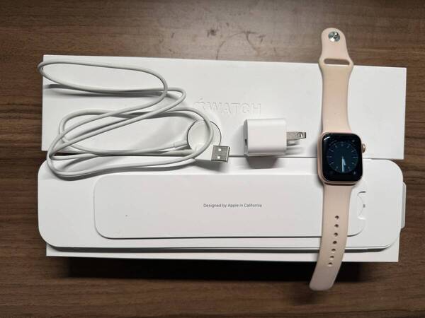 Apple Watch Series 5 GPSモデル 40mm ゴールドアルミニウムケース ピンクサンドスポーツバンド MWV72J/A