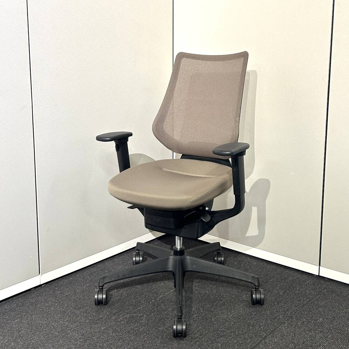 ほぼ未使用 コクヨ イング ing ハイバック 可動肘 ハンガー付き 中古】イング コクヨ/KOKUYO 肘付ハイバックチェア 360273
