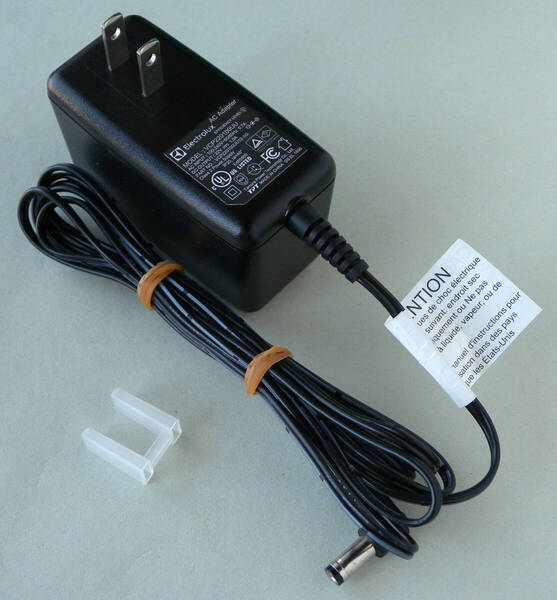 送料無料 Electrolux エレクトロラックス 純正 ACアダプター VCP220100UU センタープラス 22V 1A 1.0A ピン無し 5.5mm 2.5mm 即決!