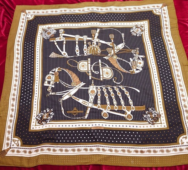 HERMES エルメス カレ 140 カレジェアン HARNAIS DE COUR ブラウン系 宮廷の馬具 バンダナ スカーフ ストール カシシル