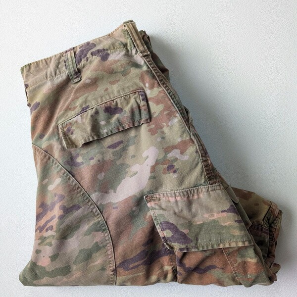 米軍実品 マルチカム迷彩柄/ミリタリーパンツ/古着/M-R/実寸W35L32【L1777】