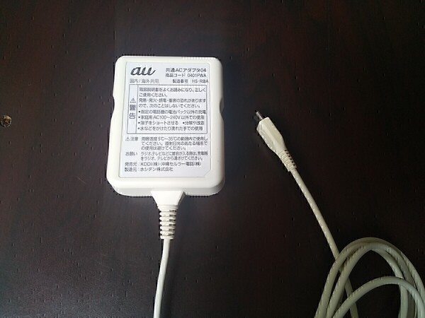 クリーニング済み美品 / au純正共通ACアダプタ04【0401PWA 】 高速充電対応スマホ充電器 MicroUSB Type-B(Bタイプ)【送料無料】即決匿名
