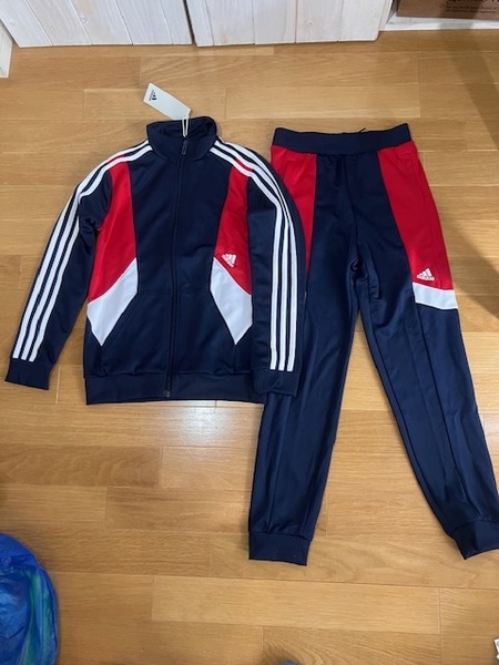 送料込み 新品 Adidas アディダス 上下セット 140cm ジャージ IC5627 ENN27 ジュニア kid's キッズ 送料無料