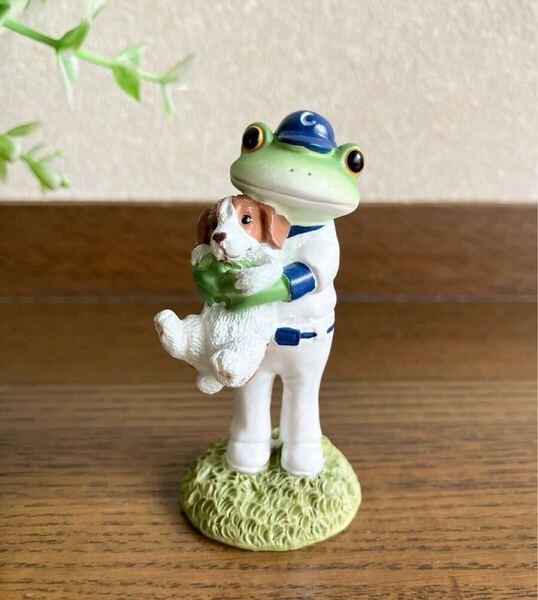 カエルのマスコット♪ Copeau コポー 犬を抱っこするカエル選手 野球選手 かえるの置物
