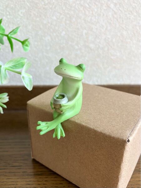 カエルのマスコット♪ Copeau コポー お茶で一服するカエル 腰掛け かえるの置物