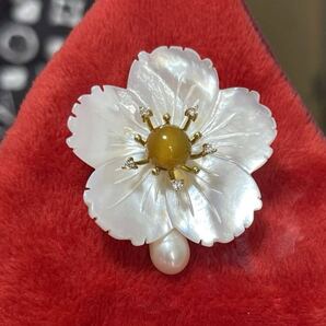桜の花 天然黄玉髄、淡水真珠&天然シエル 白蝶貝殻 揺ら揺ら ブローチとペンダントトップ両用 上品 結婚式 入学式 卒業式 発表会 C02