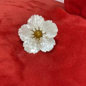桜の花 天然黄玉髄&天然シエル 白蝶貝殻 ブローチとペンダントトップ両用 上品 結婚式 入学式 卒業式 発表会 C01