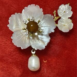 ハンドメイド 桜の花 天然シエル 淡水真珠&天然黄玉髄ゆらゆらブローチ 気品あり 上品 パーティー 同窓会 結婚式 発表会 A02