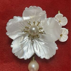 ハンドメイド 桜の花 アコヤ真珠&天然シエル 直径7mm ゆらゆらブローチ 気品あり 上品 パーティー 同窓会 結婚式 発表会 B01