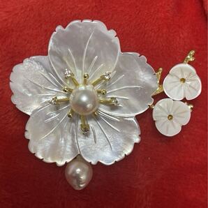 ハンドメイド 桜の花 天然アコヤ真珠&天然シエル 直径7mm ゆらゆらブローチ ペンダントトップ両用 気品あり 上品 結婚式 発表会B02