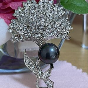 たんぽぽモチーフしたブローチ ジルコニア&ブラックパール 結婚式 二次会 パーティ 訪問着 歓送別会等 優雅♪ 上品♪