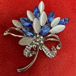 フラワーモチーフ 高級ブローチ クリスタル&キュービックジルコニア 結婚式 パーティ 歓送別会等に不可欠なアイテム♪ ブルー×ホワイト