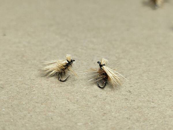 ■Rivers■エルクヘアカディス#20(ピーコック、ブリーチ)計6本【種類】完成品フライ>ドライフライ>カディス系>オイカワ・カワムツ用