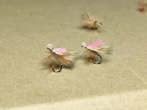 ■Rivers■エルクヘアカディス#14(アダムスグレー、ブリーチ、ピンクマーカー付)計6本【種類】完成品フライ>ドライフライ>カディス系
